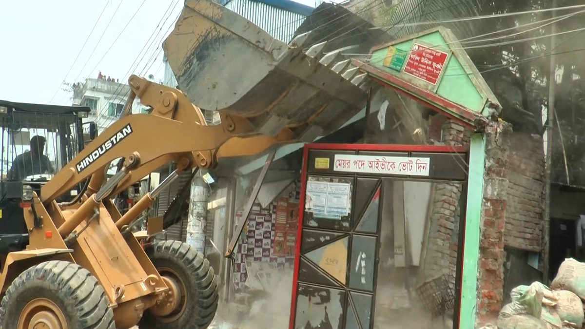 নারায়ণগঞ্জে রেলওয়ের জায়গা দখল করে গড়ে ওঠা শতাধিক অবৈধ স্থাপনা উচ্ছেদ