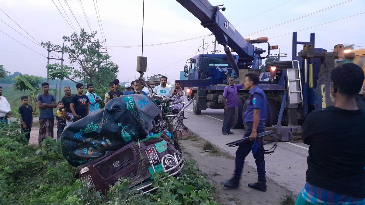 নরসিংদীতে প্রাইভেটকার-সিএনজি সংঘর্ষে নিহত ১