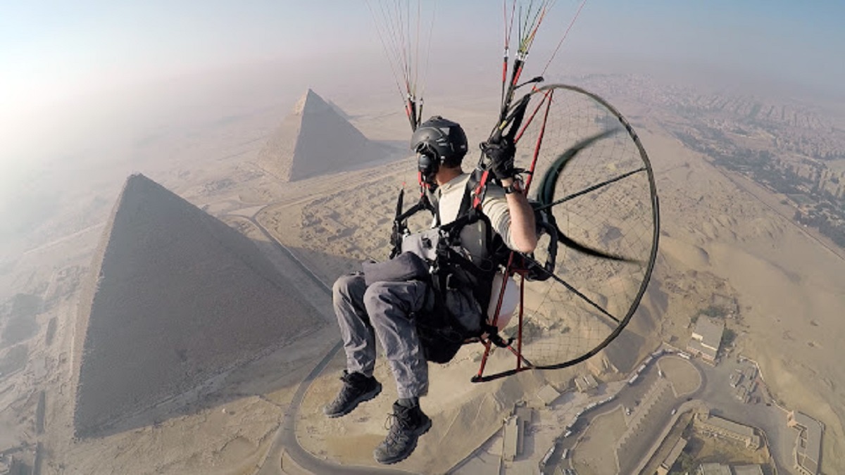 মিসরে প্যারামোটর ইভেন্ট: পাখির চোখে পিরামিড দেখলেন দর্শনার্থীরা