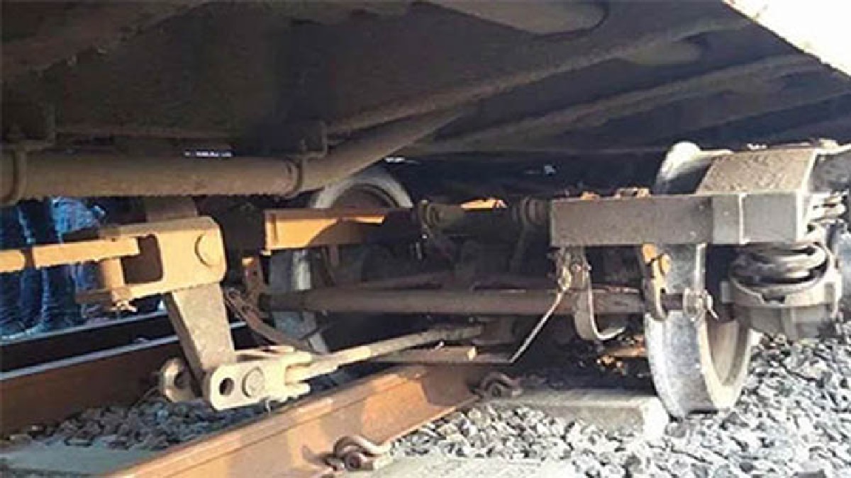 ময়মনসিংহে ঢাকাগামী ‘ক্যাটল স্পেশাল’ ট্রেনের দুই ওয়াগান লাইনচ্যুত, ট্রেন চলাচল বন্ধ