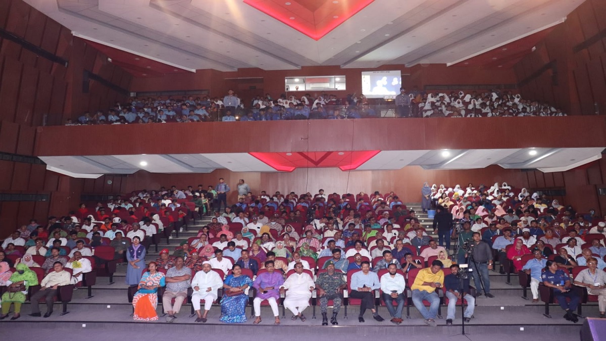 পরীক্ষা সংক্ষিপ্ত করে মন্ত্রীর অনুষ্ঠানে শিক্ষার্থীরা, অভিভাবকের স্ট্যাটাস নিয়ে তোলপাড়