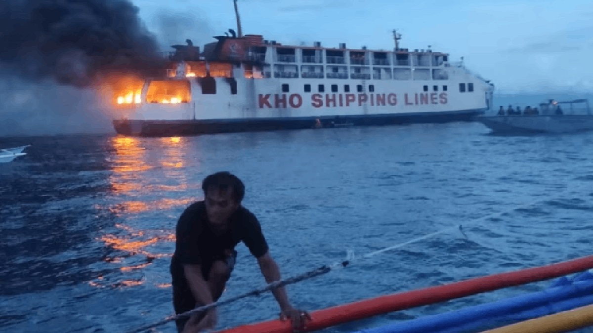 ফিলিপাইনে শতাধিক যাত্রী বহনকারী জাহাজে আগুন