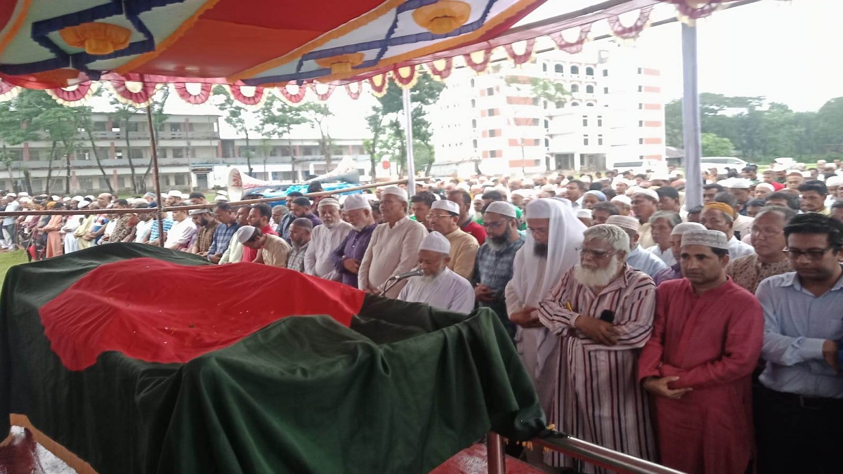 মায়ের কবরের পাশেই সমাহিত হলেন সিরাজুল আলম খান