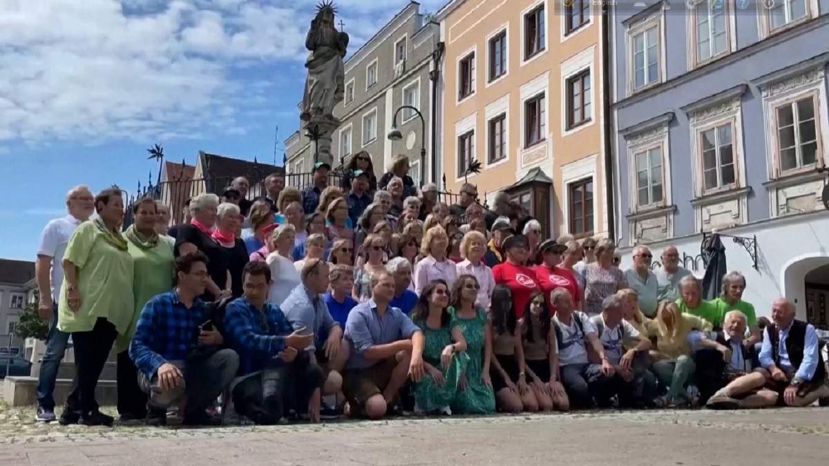 অস্ট্রিয়ায় যমজদের নিয়ে ব্যতিক্রমী মিলনমেলা