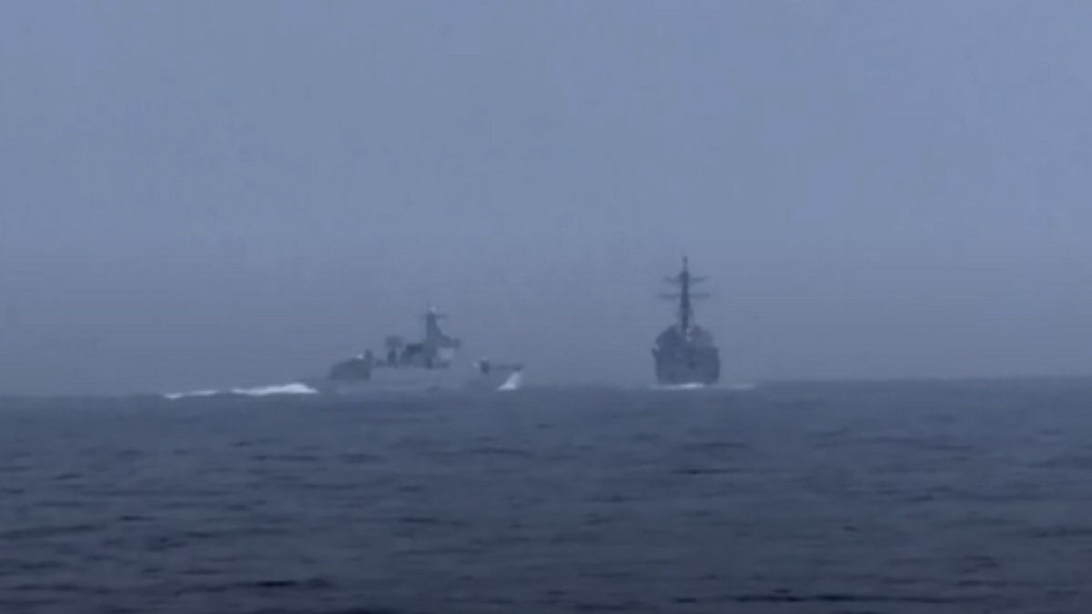 মাঝ সমুদ্রে অল্পের জন্য মুখোমুখি সংঘর্ষ এড়ালো মার্কিন-চীনা যুদ্ধ জাহাজ