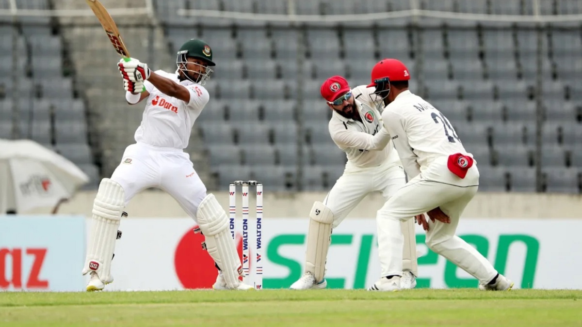 ফলোঅন না করিয়ে ব্যাটিংয়ে বাংলাদেশ