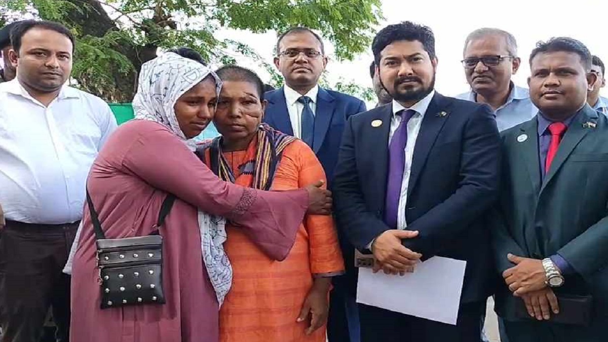 নিখোঁজের দুই যুগ পর দেশে ফিরলেন নারী