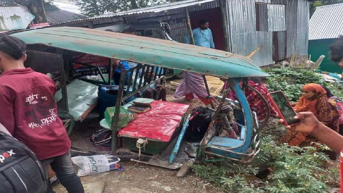 আখাউড়ায় অটোরিকশায় বাসের ধাক্কা; নিহত ১, আহত ৩