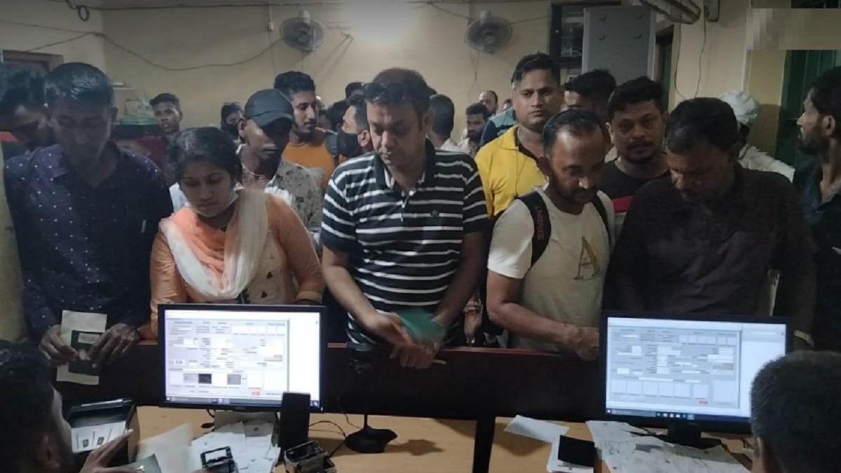 সার্ভার জটিলতায় আখাউড়া ইমিগ্রেশনে যাত্রীদের ভোগান্তি