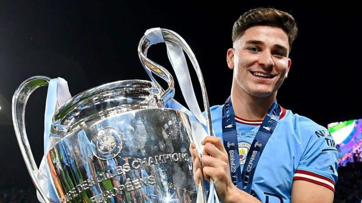 মাঠে না নেমেও অনন্য উচ্চতায় আলভারেজ