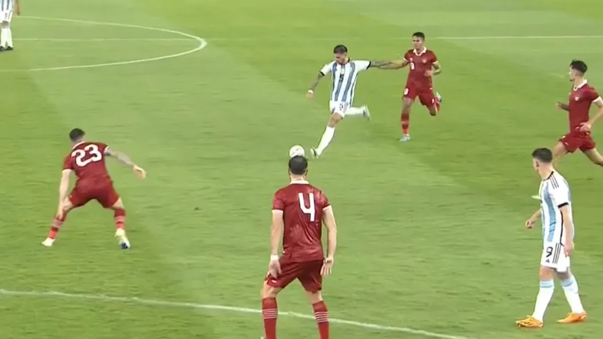 পারেদেসের দুর্দান্ত গোলে প্রথমার্ধে এগিয়ে আর্জেন্টিনা