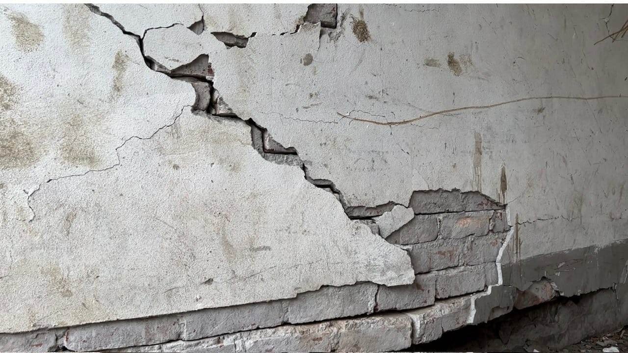 বেনাপোলে শক্তিশালী বিস্ফোরণ, মার্কেটের দেয়ালে ফাটল