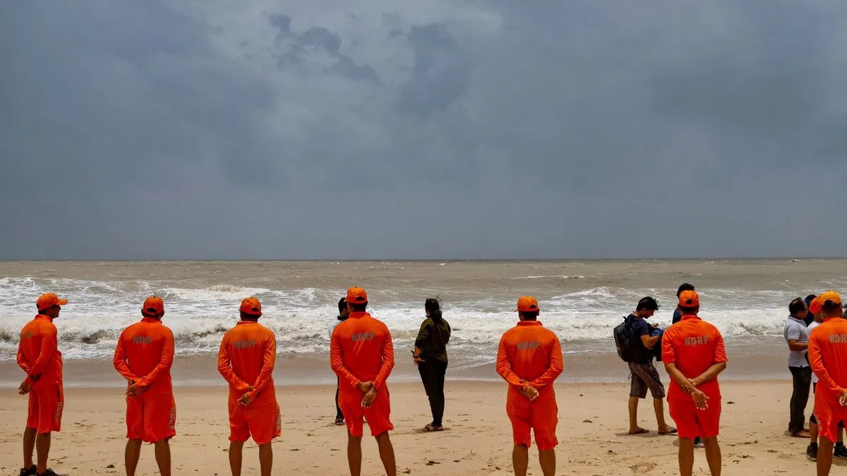 ‘বিপর্যয়’ এগোচ্ছে তীব্র গতিতে, সন্ধ্যায় আঘাত হানবে সিন্ধু ও গুজরাটে