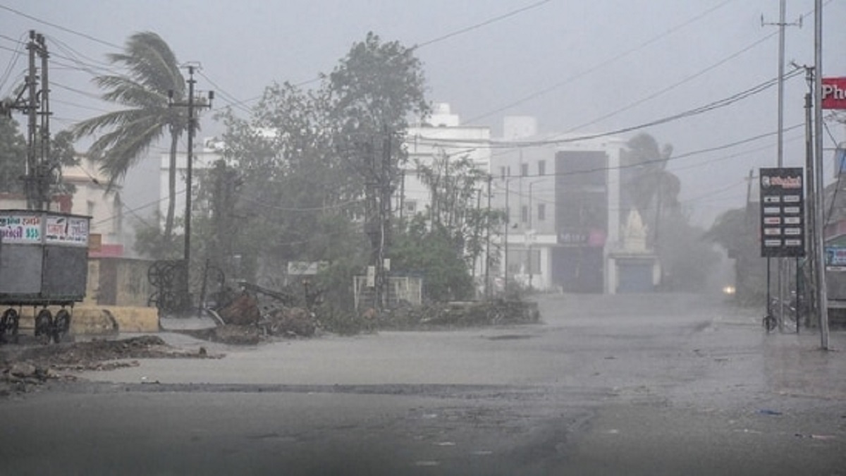 ঘূর্ণিঝড় ‘বিপর্যয়’: গুজরাটে অব্যাহত ভারী বৃষ্টিপাত, চলছে উদ্ধারকাজ