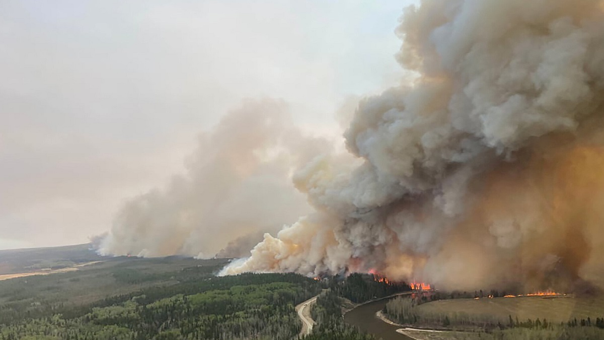 কানাডার দাবানল পরিস্থিতির অবনতি, নতুন করে ছড়াচ্ছে আগুন