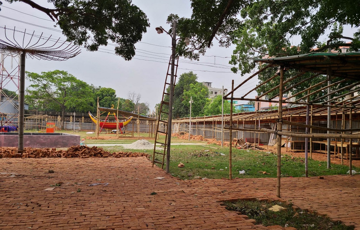 ভেঙে ফেলা হয়েছে সরকারি কলেজের বাউন্ডারি দেয়াল, অনুমতি ছাড়াই বাণিজ্য মেলা