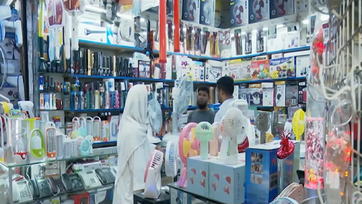 প্রচণ্ড গরম ও লোডশেডিংয়ে বেড়েছে চার্জার লাইট-ফ্যানের চাহিদা, ব্যবসায়ীরাও হাঁকাচ্ছেন দাম