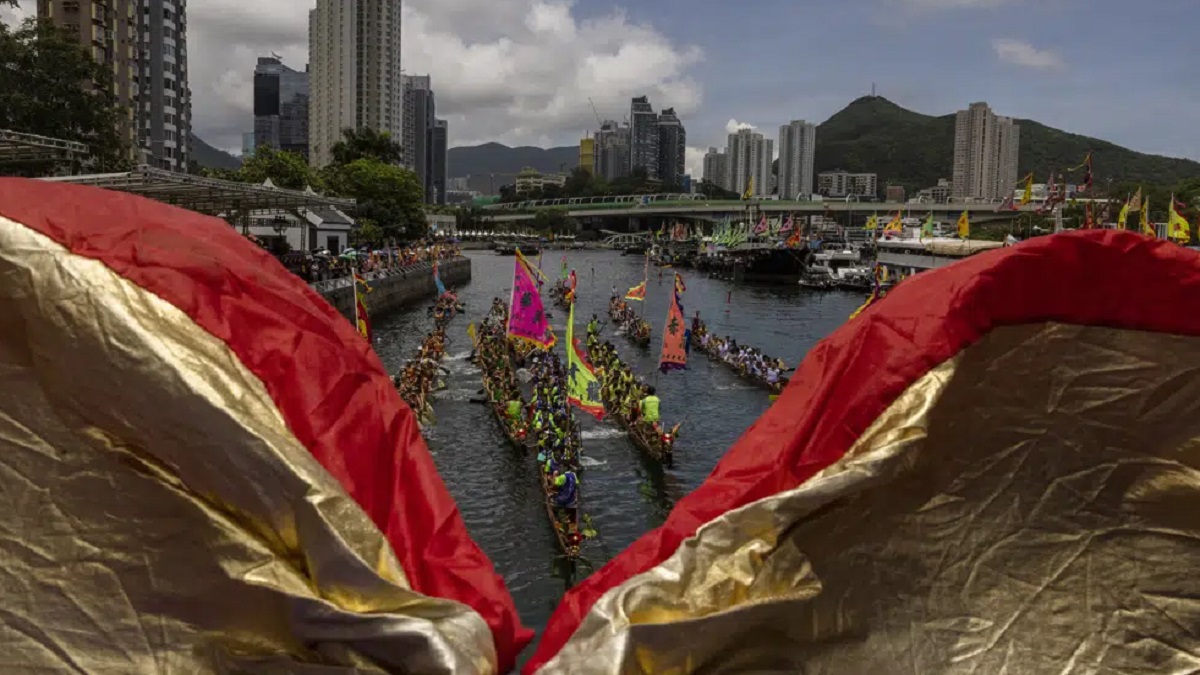 হাজার বছরের ঐতিহ্য ‘ড্রাগন বোট রেস’ শুরু হংকংয়ে