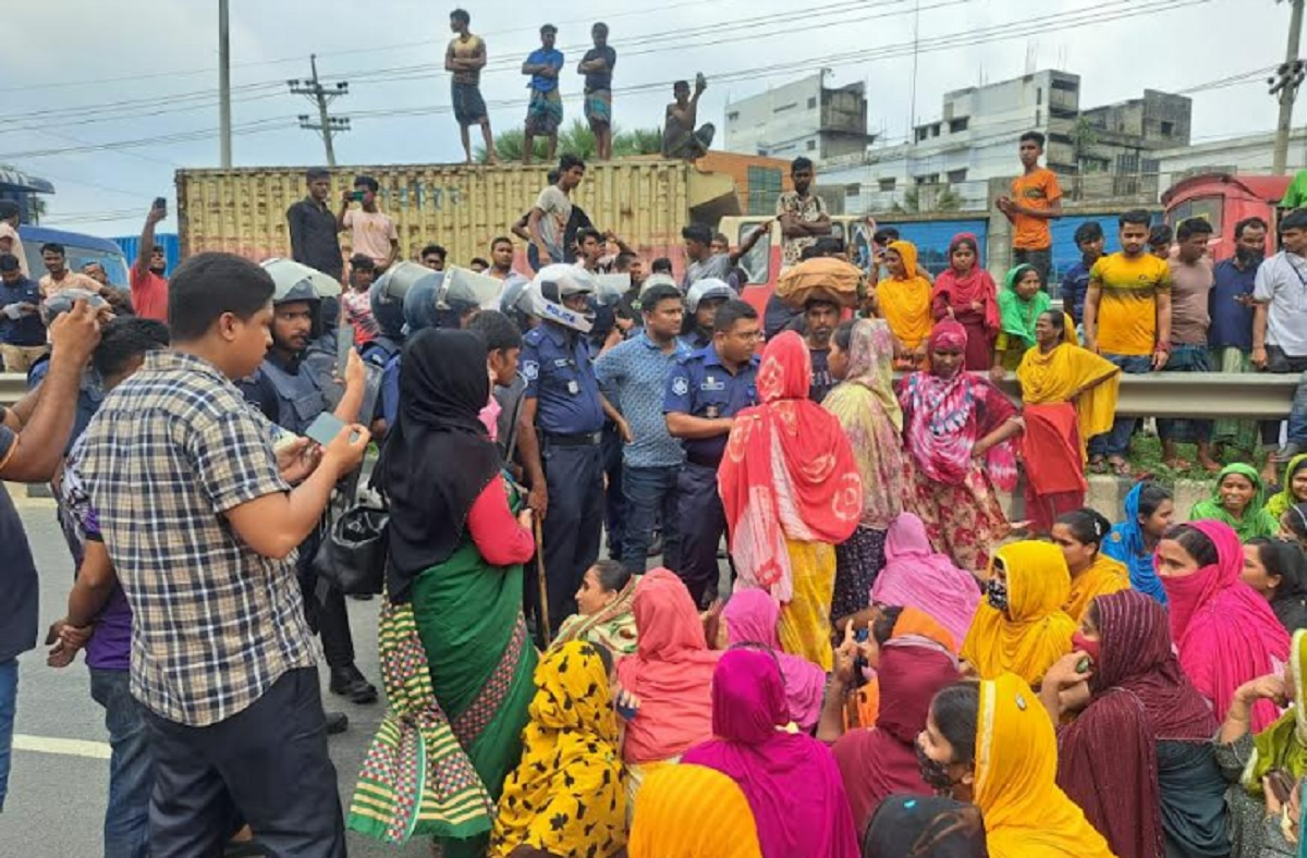 গাজীপুরে বকেয়া বেতনের দাবিতে সড়ক অবরোধ