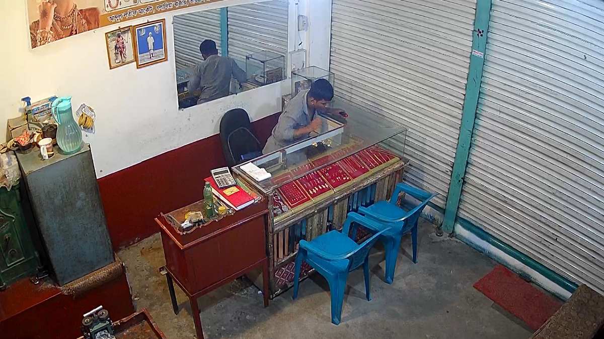 গাজীপুরে দিনে-দুপুরে স্বর্ণের দোকানে ১৯ লাখ টাকার চুরি