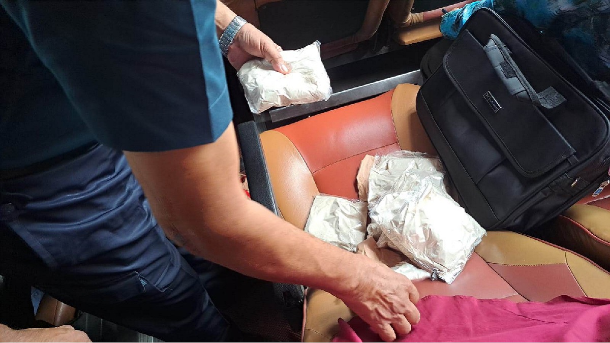 সীতাকুন্ডে যাত্রীবাহী বাস থেকে ২ কোটি টাকার হেরোইন জব্দ