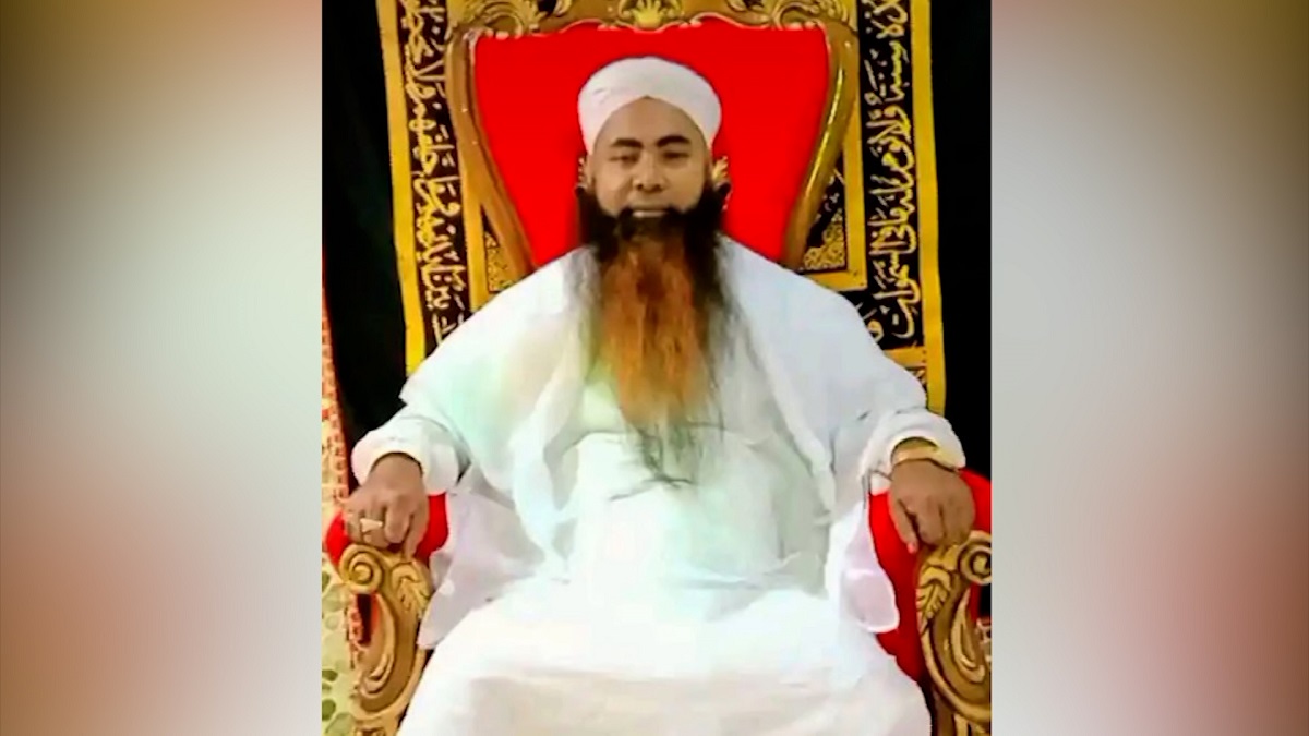 দরবার শরিফ খুলে ফাঁদ পেতেছিলেন মানুষ ঠকানোর, কুমিল্লার সেই কথিত পীর গ্রেফতার