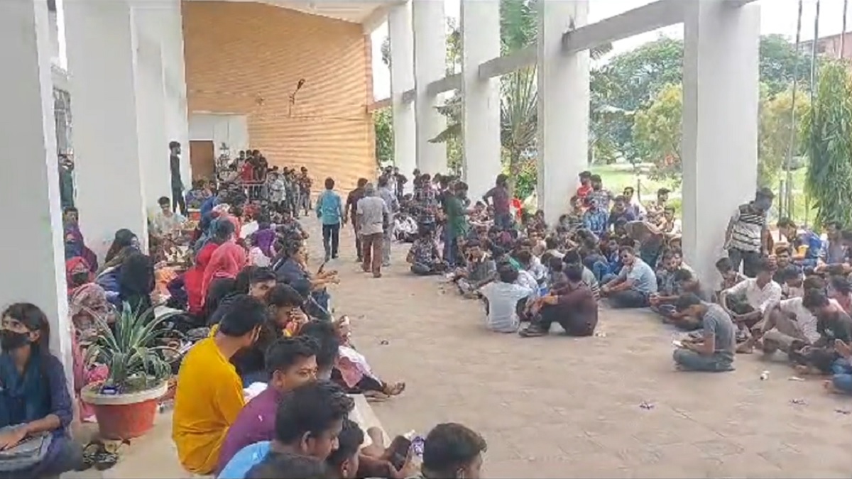 ১২ দফা দাবিতে অবরুদ্ধ যবিপ্রবি ভিসি