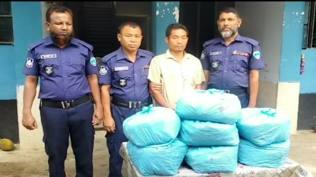 খাগড়াছড়িতে ১৪ কেজি গাঁজাসহ মাদক ব্যবসায়ী আটক