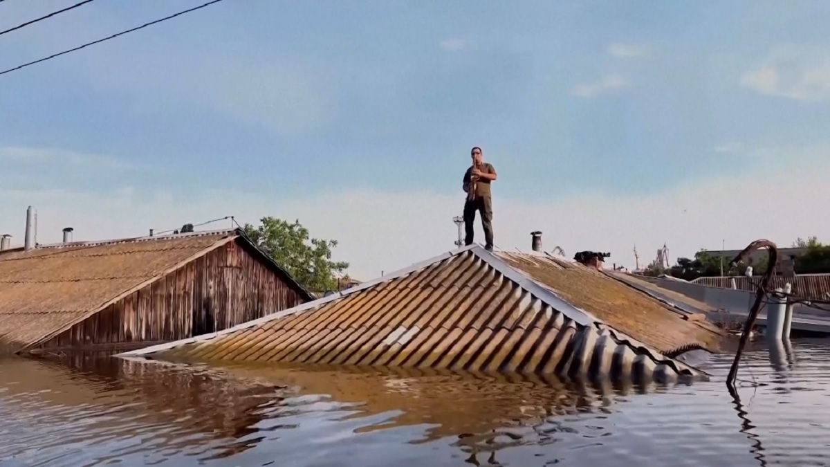 খেরসনের বন্যা প্লাবিত অঞ্চলে দুর্গতদের আনন্দ দিতে বাজানো হলো স্যাক্সোফোন