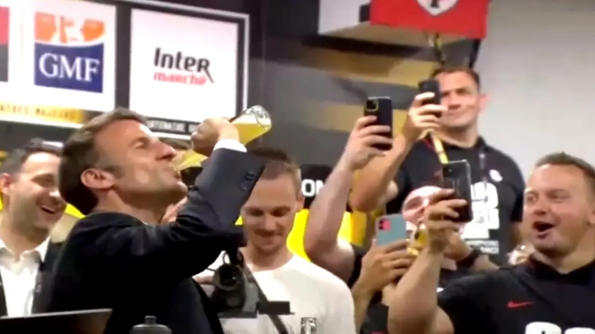 মাত্র ১৭ সেকেন্ডে বিয়ার সাবাড়! সমালোচনার মুখে ফরাসি প্রেসিডেন্ট (ভিডিও)