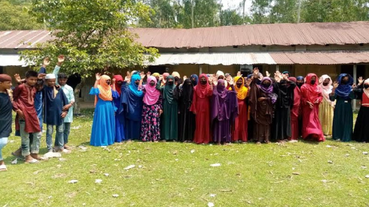 মাদরাসা ছাত্রীকে উত্ত্যক্তের প্রতিবাদে শিক্ষকের বিরুদ্ধে বিক্ষোভ