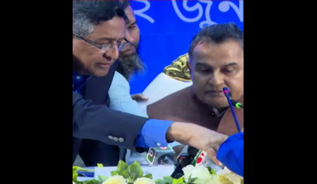 অর্থমন্ত্রীর দিকে মাইক্রোফোন এগিয়ে দিলেন কৃষিমন্ত্রী