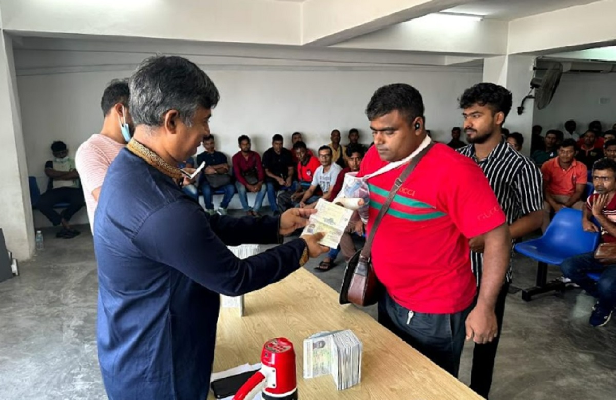মালয়েশিয়ায় বাংলাদেশ হাইকমিশন থেকে সরাসরি পাসপোর্ট পেলেন ২ হাজার প্রবাসী