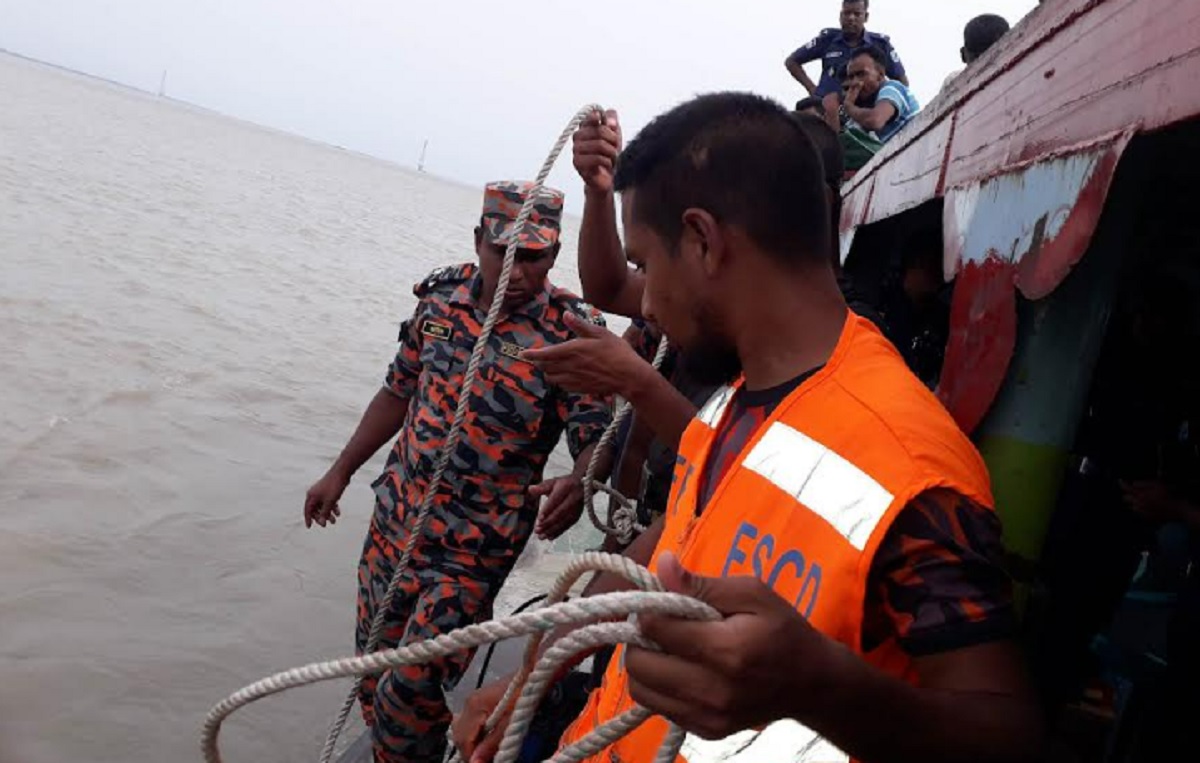অভিযানে গিয়ে নদীতে রাইফেল হারালেন পুলিশ সদস্য