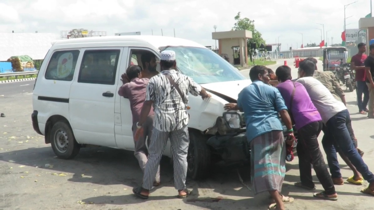 মুন্সিগঞ্জে বেপরোয়া মাইক্রোবাস কেড়ে নিলো পুলিশসহ দু’জনের প্রাণ