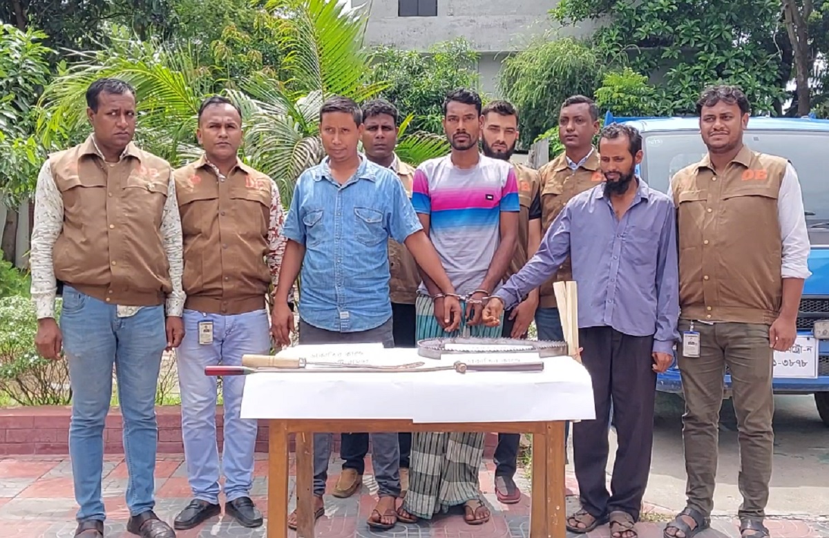 মুন্সিগঞ্জে রাস্তায় গাছ ফেলে ডাকাতির ঘটনায় গ্রেফতার ৮