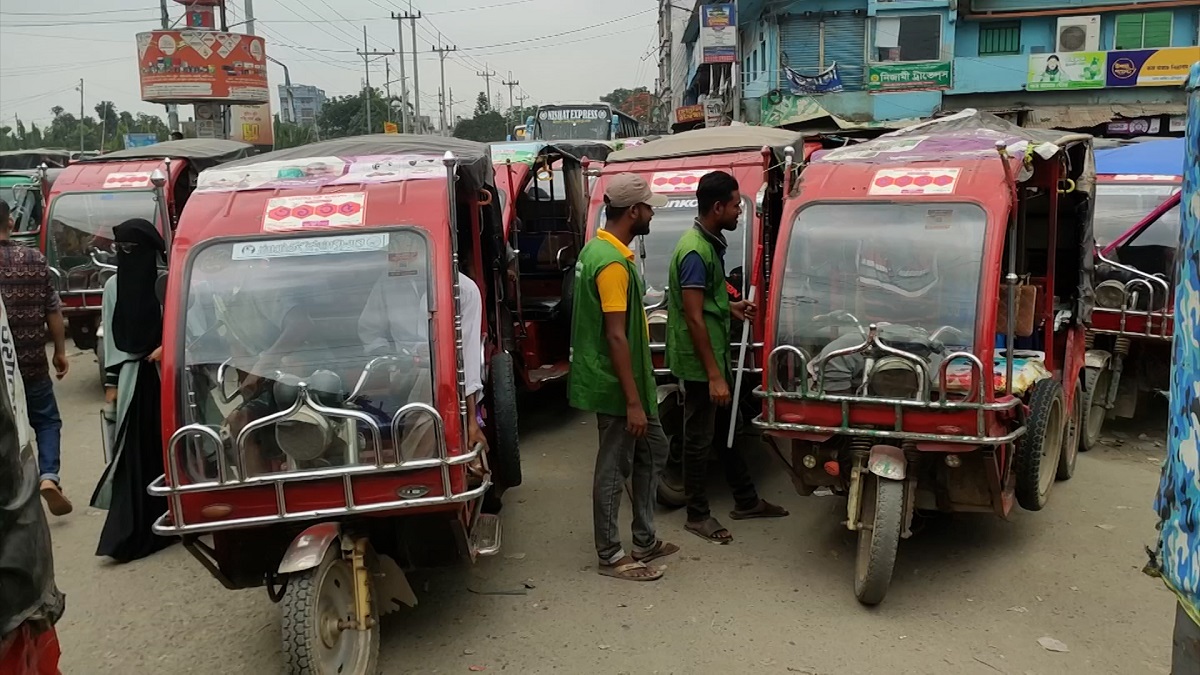 ময়মনসিংহের রাস্তায় থ্রি হুইলারের দাপট, নির্বিকার প্রশাসন