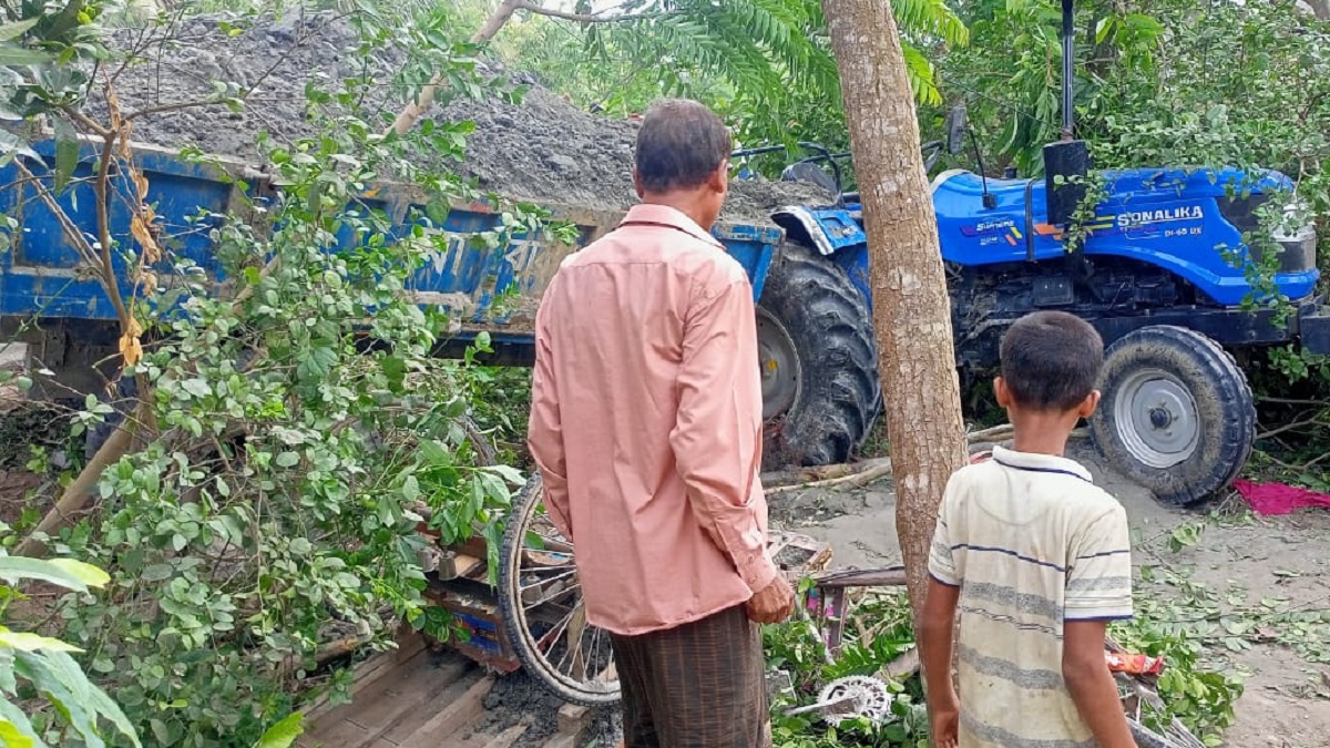 নাটোরে ট্রলির ধাক্কায় নিহত ২