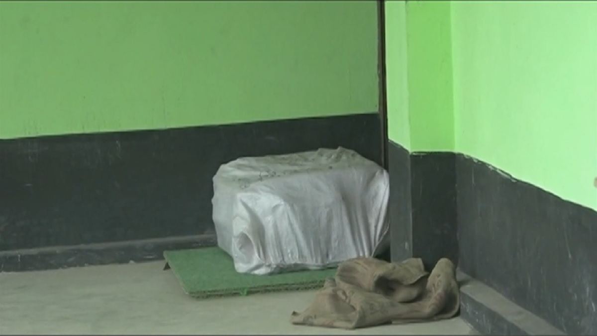 বস্তায় লেখা আম, খুলে মিললো বোমা