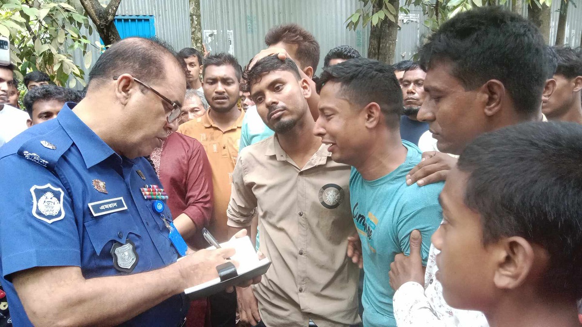 রাজবাড়ীতে মাইক্রোবাস চাপায় নৌবাহিনী কর্মকর্তার মৃত্যু