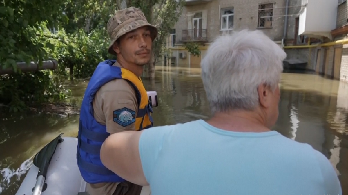 খেরসনে বন্যার্তদের উদ্ধারে মহাযজ্ঞ, বিশেষ যানে সরানো হচ্ছে আটকে পড়াদের