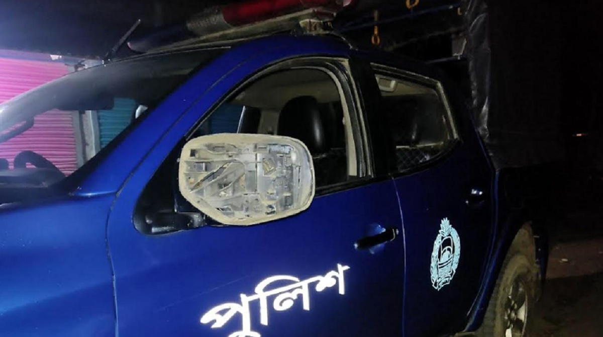 মারামারি থামাতে যাওয়ায় পুলিশের ওপর হামলা গ্রামবাসীর, গাড়ি ভাঙচুর