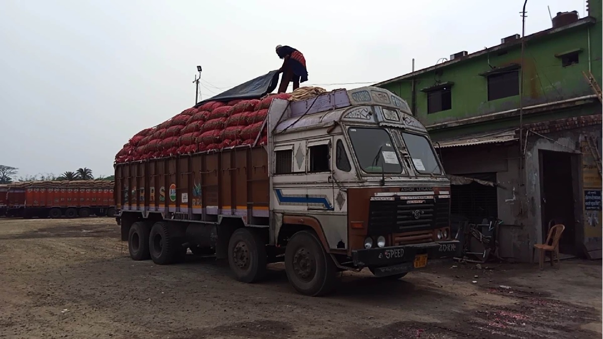 ভোমরা বন্দরে ৩৩০ টন ভারতীয় পেঁয়াজ, বাজারে দাম কমলো কেজিতে ৩০ টাকা