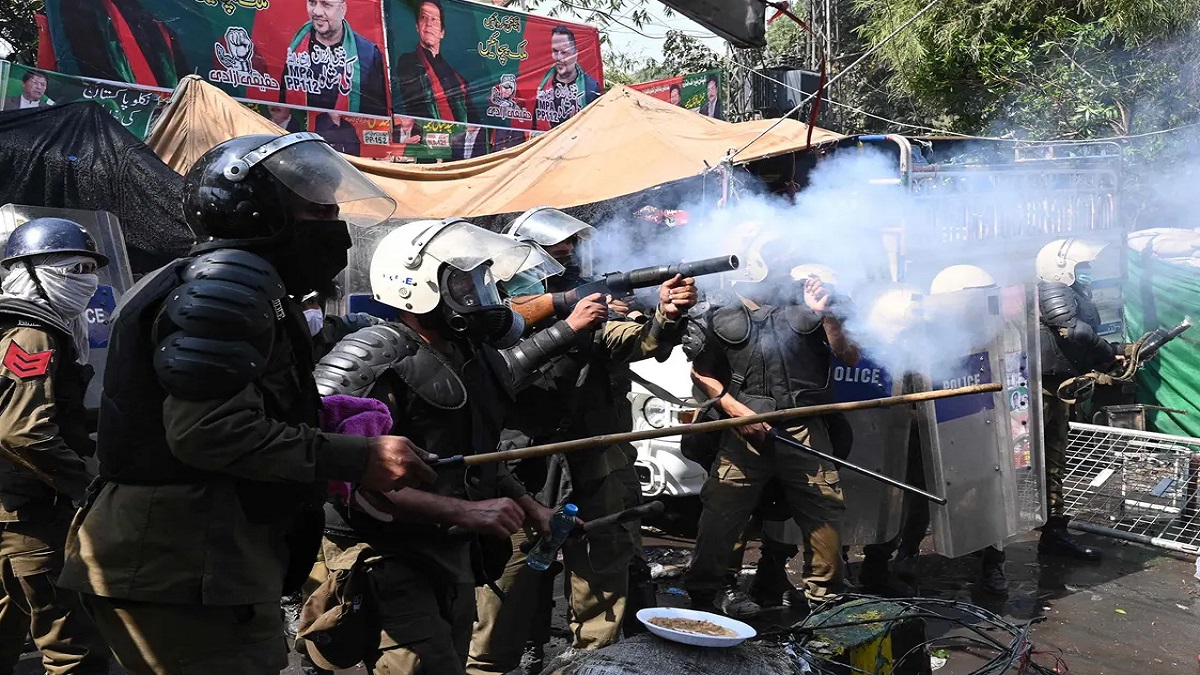 বিক্ষোভ মোকাবেলায় ব্যর্থতার অভিযোগে পাকিস্তানে ৩ সামরিক কর্মকর্তা বরখাস্ত