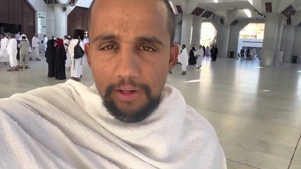 এবার পায়ে হেঁটে হজে গেলেন পাকিস্তানি যুবক