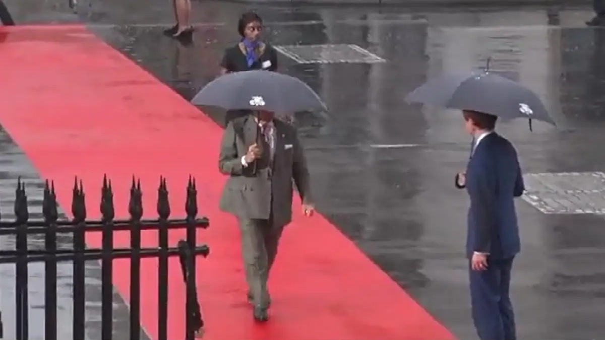 বৃষ্টিতে ছাতা কেড়ে নিয়ে তরুণীকে ভেজালেন পাক প্রধানমন্ত্রী!