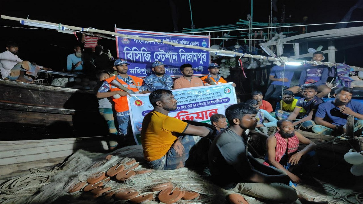‘ম্যানেজ করে’ নিষেধাজ্ঞার মধ্যেও সাগরে চলছে মাছ শিকার