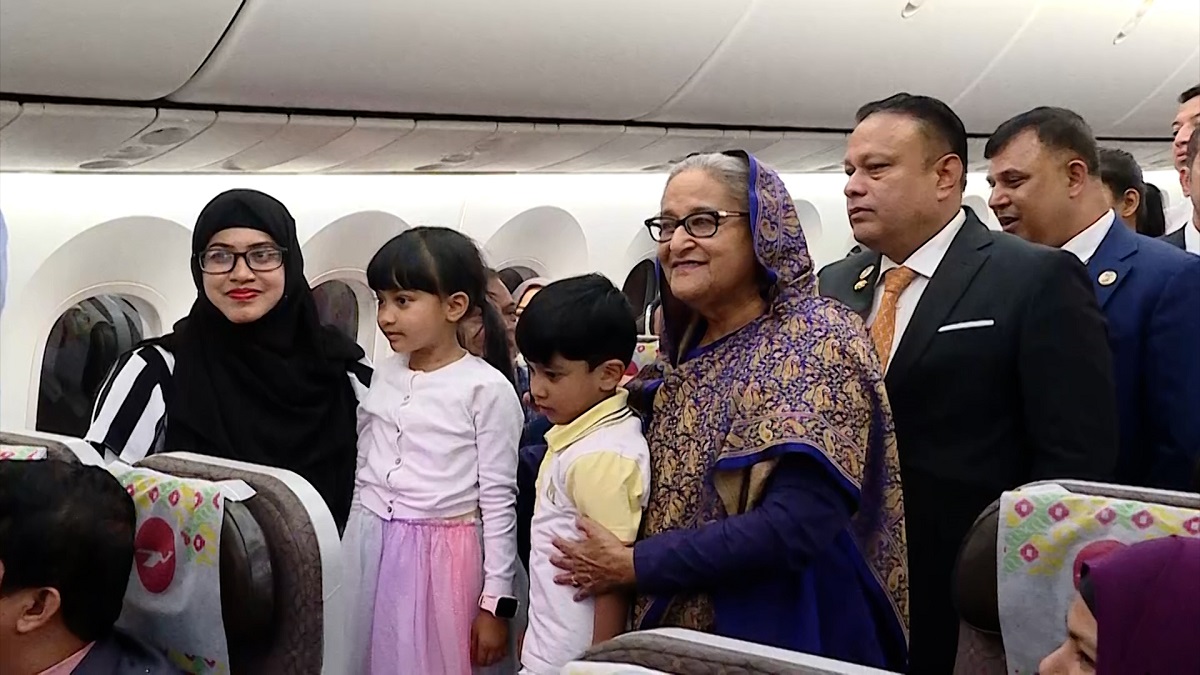 বিমানে যাত্রীদের চমকে দিলেন প্রধানমন্ত্রী