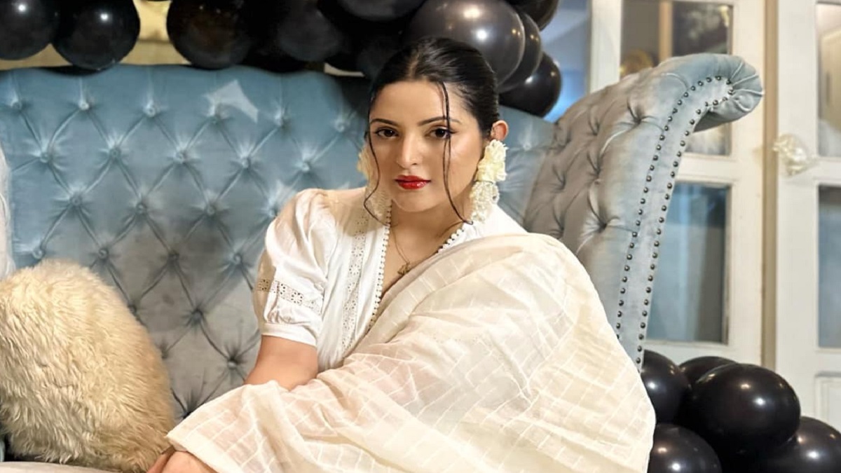 রাতে লাইভে পরীমণি, বললেন সুস্থভাবে বেঁচে আছি