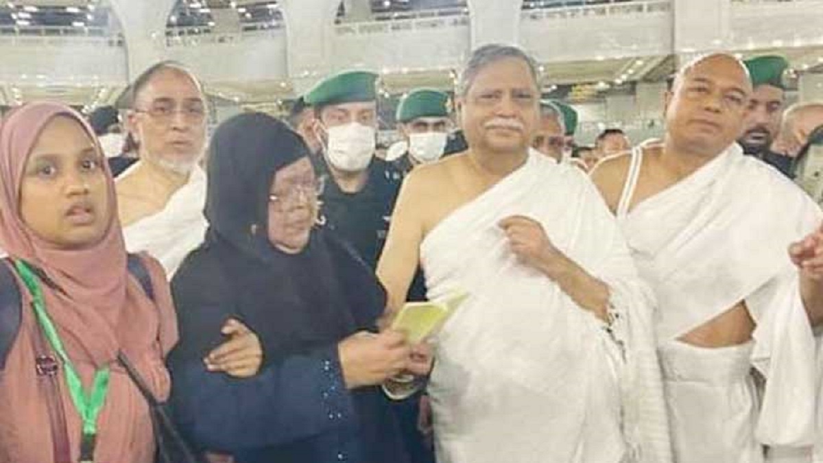 সস্ত্রীক ওমরাহ পালন করলেন রাষ্ট্রপতি